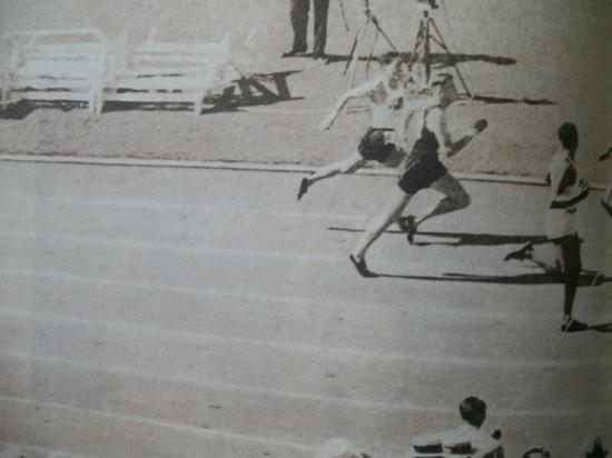 在1932年洛杉矶奥运会上，刘长春在海上漂流21天才到达，大大影响了比赛成绩