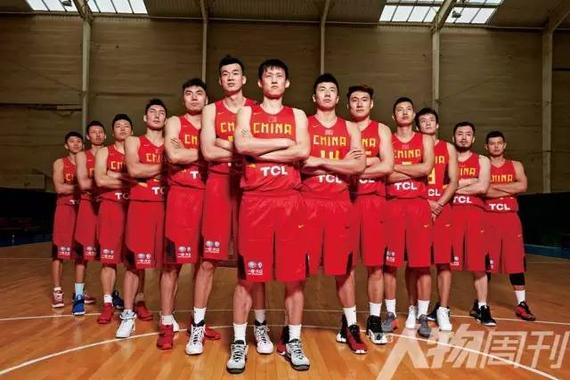 2016年5月4日,云南昆明,参加集训的中国男篮的部分队员合影。
