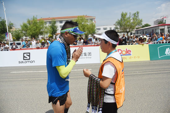 康保马拉松小志愿者的一天 早5点开启服务历程