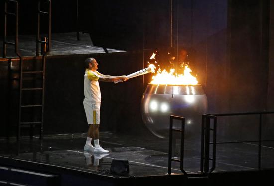 ↑8月5日，火炬手范·德利马在火炬点燃仪式上。