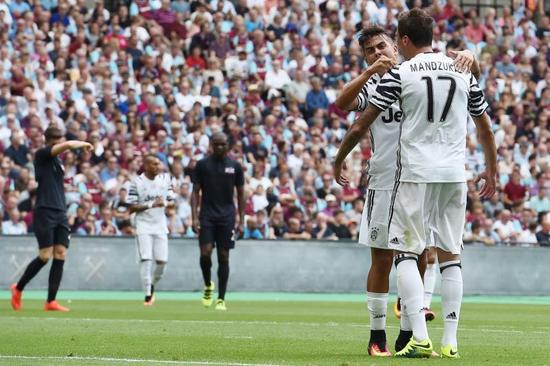 迪巴拉与曼朱基奇庆祝