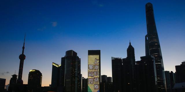 外滩之窗亮灯庆祝吴敏霞夺冠