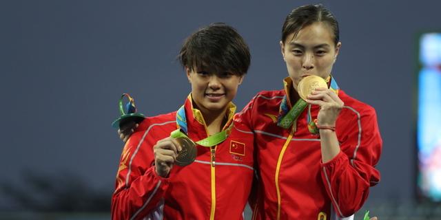 颁奖-吴敏霞亲吻金牌