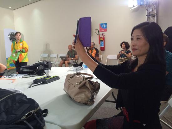 陈若琳妈妈就坐在新浪记者旁边给女儿拍照（摄影/何霞）