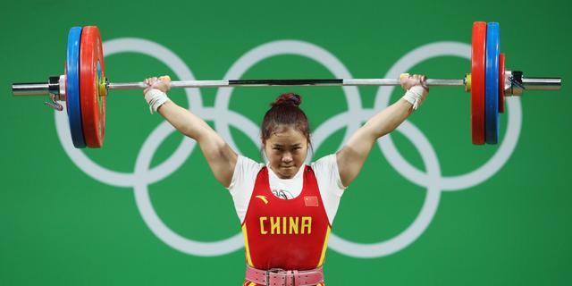 举重女子63公斤邓薇夺金