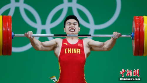 图为石智勇在抓举比赛中。中新网记者 盛佳鹏 摄