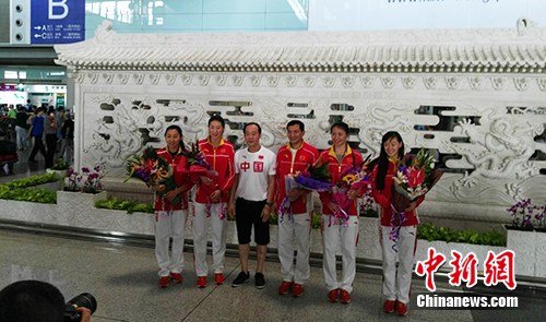 中国女子重剑队队员和前来接机的领队王健(左起第三)合影。中新网记者 宋宇晟 摄