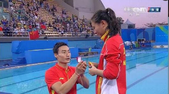 浪漫！秦凯跪地向何姿求婚