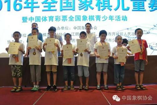 男子丙组冠军任思丞(左三)在颁奖仪式上.