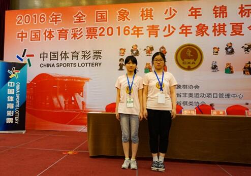 女子甲组冠军沈思凡,乙组冠军王文君合影.