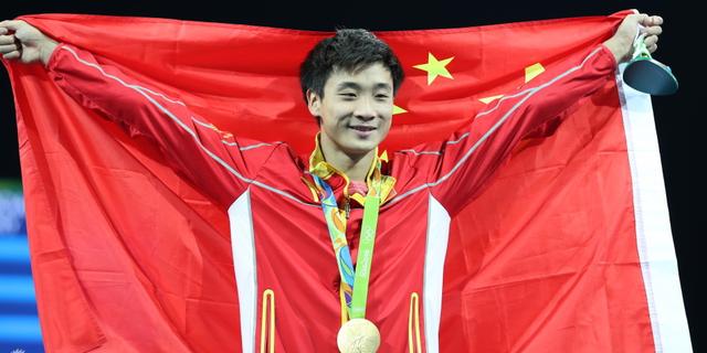 曹缘身披五星红旗庆祝
