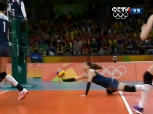 gif这就是女排精神魏秋月多次奋力飞身救球