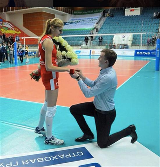 2014-2015赛季俄超季军争夺第二场比赛结束后，小美女费蒂索娃赛场接受了男友的求婚