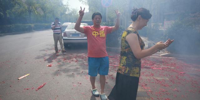 张继科父母放鞭炮庆祝