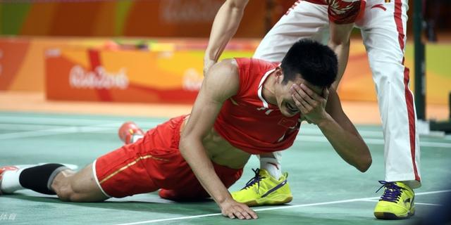 激动！谌龙夺冠后扑倒在地