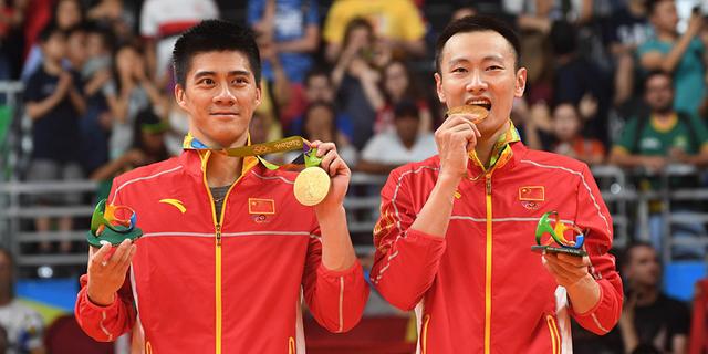 傅海峰/张楠展示金牌