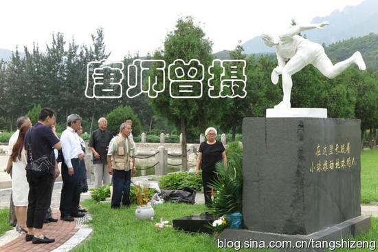 唐师曾摄于凤凰山陵园。