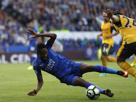 穆萨禁区内在贝莱林的防守下倒地