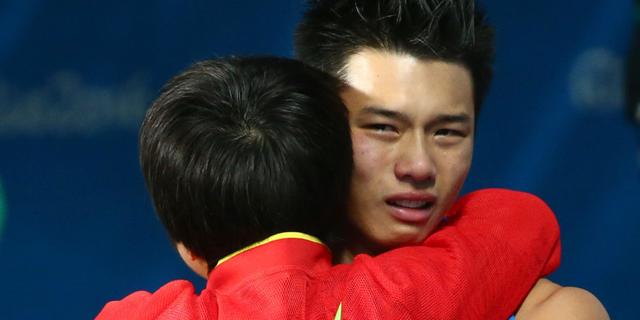 陈艾森夺金后含泪拥抱刘蕙瑕