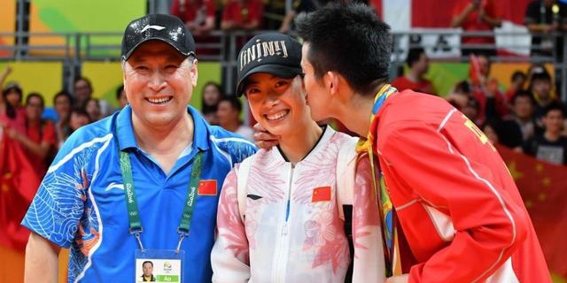 谌龙夺金赛后热吻王适娴