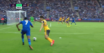 穆萨在贝莱林的防守下倒地