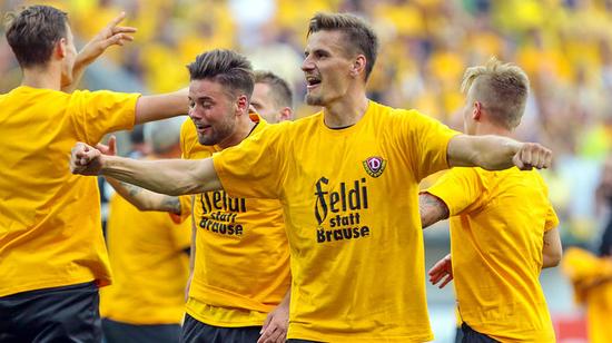 迪纳摩球员穿着抵制莱比锡RB的T恤