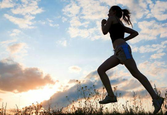 夜跑怎么跑最安全?少带现金切勿戴耳机听歌_