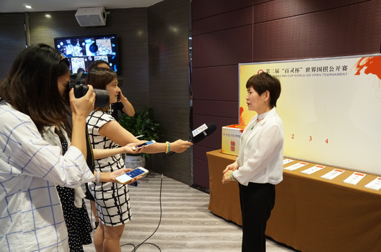 中国围棋队领队华学明接受采访