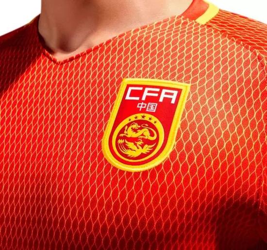 中国男足主客场球衣发布 设计灵感源于士兵盔
