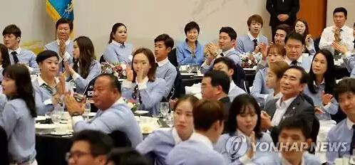 8月25日，在青瓦台，韩国总统朴槿惠与韩国奥运选手共进午餐，观看演出。（韩联社）