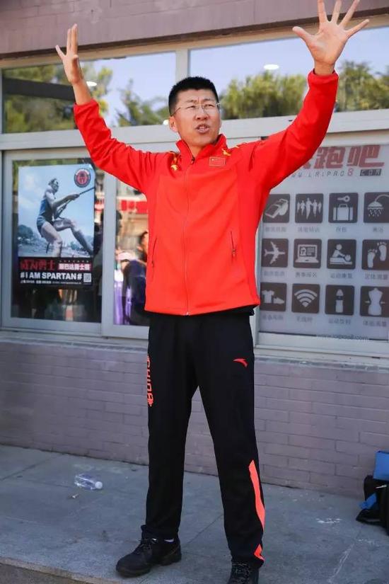 吴广亮教授在教授全身性的热身动作