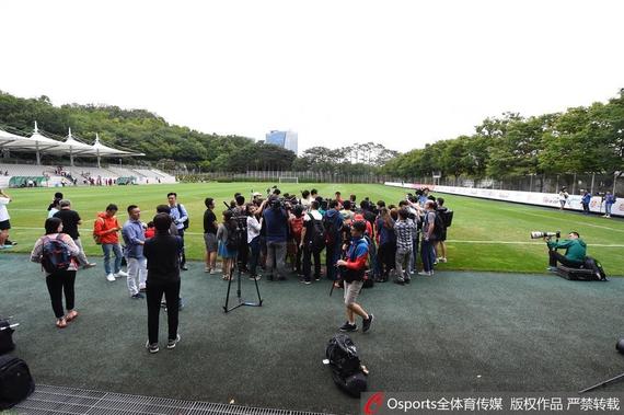 国足训练引数十韩国记者采访