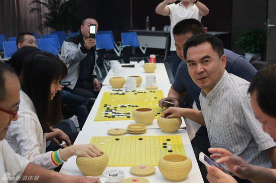 百灵集团董事长姜伟(右)是位资深棋迷