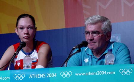 雅典奥运会发布会上的卡尔波利和加莫娃