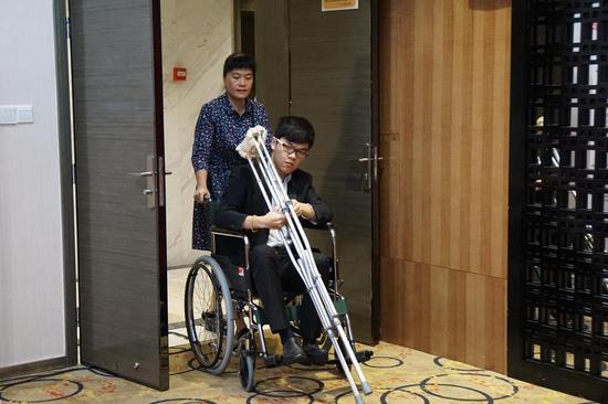 30日决胜局，柯洁坐妈妈退的轮椅进入对局室
