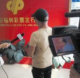 大奖得主接受媒体采访