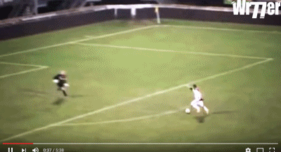 这位球员就选择在门线前停下球,慢慢等待对手过来,再把球拨入网窝