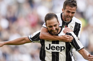 意甲-伊瓜因2球皮亚尼奇破门 尤文3-1夺三连胜