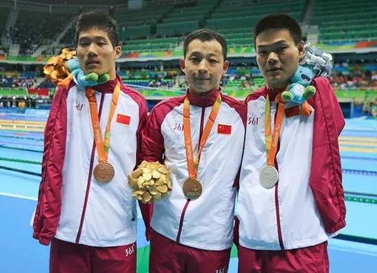 男子50米蝶泳S6级，中国选手许庆、郑涛、王李超分获金银铜