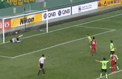 莱昂纳多做出割喉动作