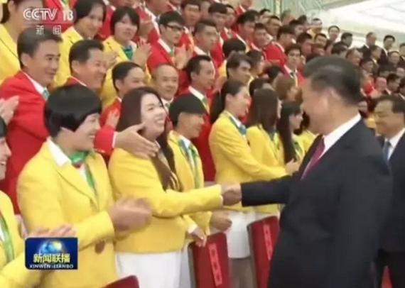 冯珊珊去年与习大大握手