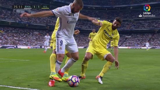 本泽马倒在禁区