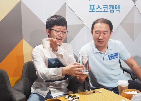 金成龙翻宋圭相手机：“哦？这不是俞俐均吗？”宋圭相惶急夺手机：“不是她，是别人！”