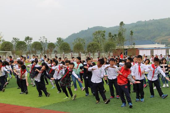 利川市清江外国语学校积极响应阳光排舞_健