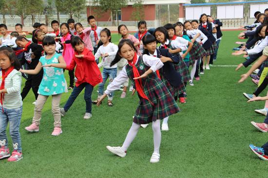 利川市清江外国语学校积极响应阳光排舞_健