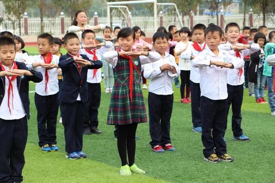利川市清江外国语学校积极响应阳光排舞_健