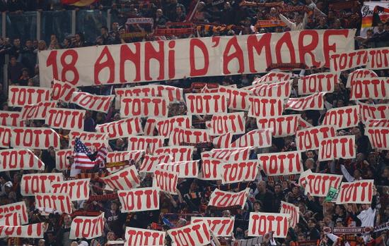 托蒂效力罗马18年时的看台标语