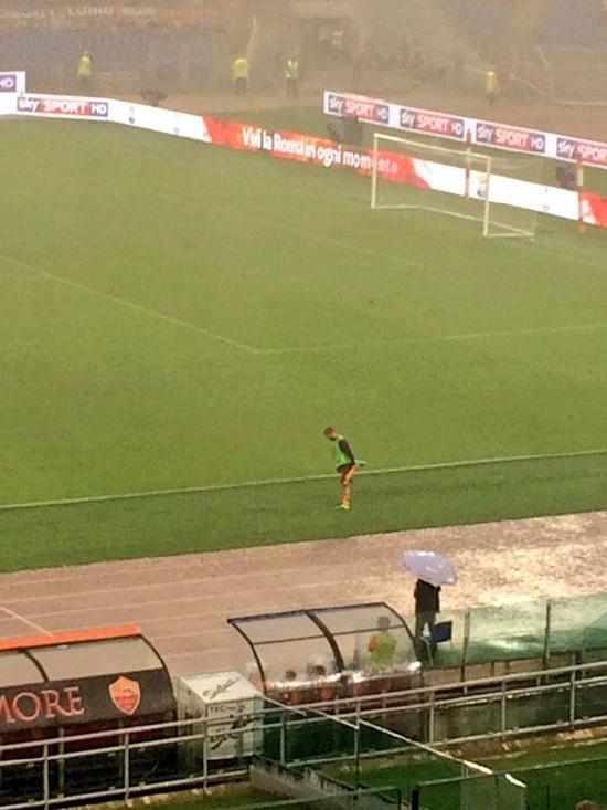 暴雨中独自热身的托蒂