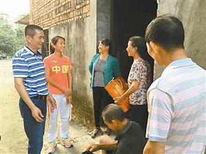福田区体校领导（左）为刘虹家人带来中秋慰问礼品。