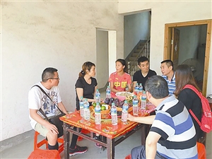 福田区文体中心领导(左二)在刘虹家里慰问。